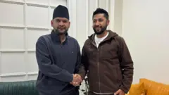 रवि लामिछाने र बालेनबीच एकताको सहमतिपछि हात मिलाउँदै