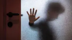 Дитина у зачиненій кімнаті