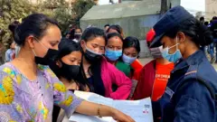 म्यादीका लागि आवेदन दिन काठमाण्डूको टेकूमा जम्मा भएका केही महिलाहरू।