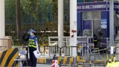 工人們又稱，工廠周圍區域已被封鎖了好幾天，新冠病毒陽性的工人每天都要接受檢測和隔離，以試圖控制疫情。