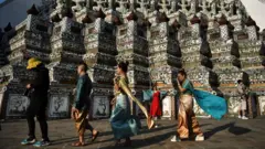 ကိုရိုနာဗိုင်းရပ်စ်၊ ထိုင်း၊ ကမ္ဘာလှည့်ခရီးသည်၊ တရုတ်