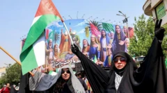تجمع شماری از حامیان جمهوری اسلامی در اعتراض به حمله اسرائیل