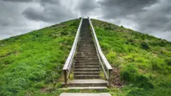 Uma escadaria de pedra e madeira leva ao Monte Miamisburg, outro exemplo das obras de terra da cultura Hopewell