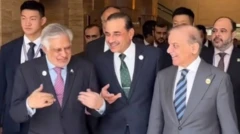  இடமிருந்து இஷாக் தார், ஆசிம் முனீர் மற்றும் ஷாபாஸ் ஷெரீப் 