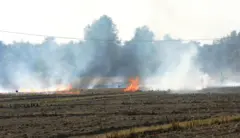 परालमा लगाइएको आगोको धुवाँ