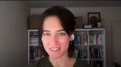 Kyla Scanlon, com uma estante de livros ao fundo