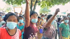 စစ်တွေ မင်းဂံရပ်ကွက်မှာ ထောက်ပံ့ကြေးတောင်းဆိုနေကြသူတွေ