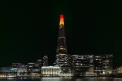The Shard iluminado con luces navideñas.