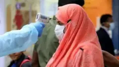 অমিক্রন ভ্যারিয়েন্টের খবরে বহু দেশের বিমনাবন্দরে জারি হয়েছে নতুন সতর্কতা।