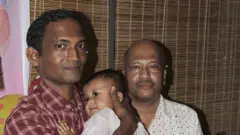 আহমেদ কবির কিশোর (বাঁয়ে) তার ভাই আহসান কবিরের সাথে (ফাইল ফটো)