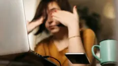 Una mujer frente a una laptop