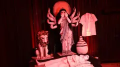 ડૉક્ટરના કથિત બળાત્કાર અને હત્યા પર ધ્યાન કેન્દ્રિત કરવા માટે એક દુર્ગા પૂજા પંડાલે તેની થીમ તરીકે લજ્જા અથવા શરમ પસંદ કરી છે