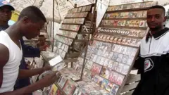 Abaguzi n'abacuruza umuziki i Kinshasa