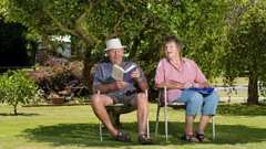 Bahçede yan yana oturan bir çift