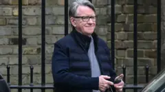 Peter Mandelson konutundan ayrılırken 