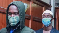 Xuseen Xasan Mustafa (Bidix) iyo Maxamed Axmed Cabdi (Midig) ayaa lagu riday xukun maxkamadeed