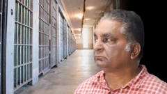 નકલી જેલર, સુરત લાજપોલ જેલ, બ્લેકમેઇલિંગ, બીબીસી ગુજરાતી, સચિન પોલીસના જણાવ્યા અનુસાર નરેન્દ્ર ત્રિવેદી નામનો પકડાયેલો આરોપી નકલી જેલર, નકલી પોલીસ, ઇન્કમટૅક્સ ઑફિસર, ફૂડ ઍન્ડ ડ્રગ્સ ઑફિસર બનીને લોકોને છેતરતો હતો