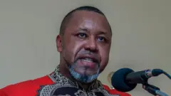 Le vice-président du Malawi Saulos Chilima parle devant un microphonene