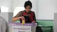 မဲပေးနေသူတစ်ဦး
