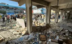 فلسطينيون يتفقدون مدرسة الجاعوني التي تؤوي نازحين، بعد قصفها بغارة إسرائيلية في 11 سبتمبر/أيلول 2024