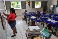 Professora em escola indígena no interior do Pará