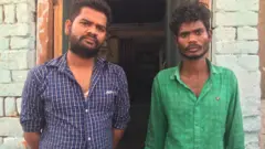 చనిపోయిన దళిత యువకుడు దీపక్ సోదరుడు రాజన్ (నీలి రంగు చొక్కా)