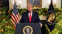 Трамп на фоне рождественских украшений