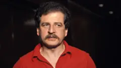 Luis Carlos Galán Sarmiento usa uma blusa vermelha