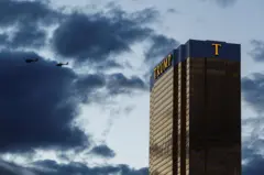 غروب الشمس خلف فندق ترامب إنترناشونال لاس فيغاس، نيفادا 