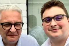 Um close de dois homens usando óculos
