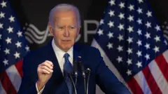 Байден выступает на конференции