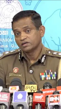 බස්නාහිර පළාත භාර ඉහළම පොලිස් නිලධාරියා වන සජීව මැදවත්ත මෙහි සිටි.