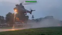Imagen de un helicóptero militar despegando en un lugar no identificado.