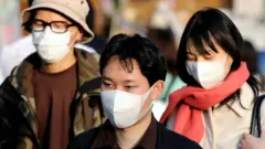 Japoneses con mascarilla