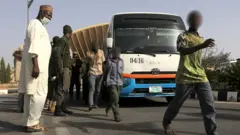 التلاميذ الذين أطلق سراحهم يغادرون إحدى الحافلات