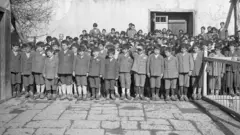 ১৯১৫ সালে বাবা-মা হারানো একদল আরমেনিয়ান শিশু