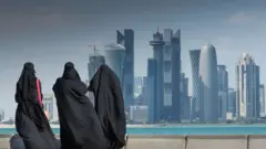 يمكن أن يُطلب من النساء في قطر إبراز إذن ولي أمرهن للعمل حتى لو لم يكن ذلك مطلوبا بموجب القانون