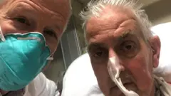 رجلان في مستشفى