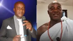 Ọgbẹni Olabanjo Felix Gold wọ kootu dudu, o mu ẹrọ gbohungbohun lowọ, Ọgbẹni Ifawamiri Aworan Olodumare fi aṣọ funfun pa kaja pẹlu ilẹkẹ pupa lọrun rẹ