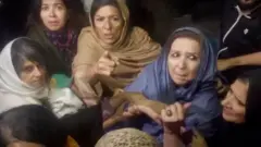 ইমরান খানের বোনেরা বলছেন, গত চৌঠা নভেম্বর তাদের সঙ্গে ইমরান খানের শেষবারের মতো দেখা হয়েছিল।