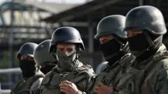 Militares ecuatorianos armados y emascarados.
