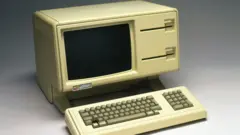 O Apple Lisa, computador pessoal cinza com monitor retangular e teclado