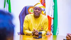 Gómìnà Seyi Makinde wọ aṣọ aláwọ̀ èsúrú, wo ẹ̀rọ ayàwòrán