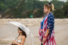 Mulheres observam as águas da enchente nas margens do Rio Guadalupe em 4 de julho de 2025 em Kerrville, Texas