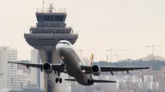 A imagem mostra um avião decolandogrêmio e tombense palpiteum aeroporto. 