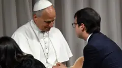 El papa León XIV saluda a Christopher Olah