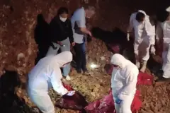 Koruma giysili kişiler bir çukurda çalışma yapıyor