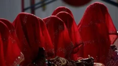 چند نفر که پارچه قرمز روی سر آنهاست