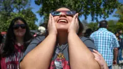 Mujer mirando el eclipse