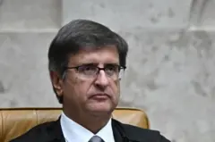 Paulo Gonet sério em salão do STF